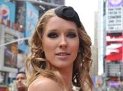 Катя Осадчая похвасталась стройными ножками