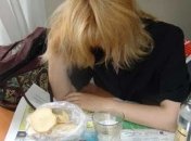 Сходила на свидание: в Мариуполе женщина обокрала мужчину и оставила ему ребенка 