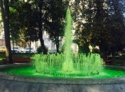 В Киеве на Подоле фонтан стал необычного цвета