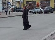 Пятница пошла не по плану: в Киеве пьяный дебошир в рясе священника бросался на людей и попал на видео