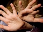 У ребенка серьезная травма паха: под Днепром три школьницы избили второклассника