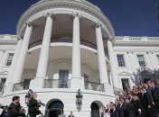 После обвинений в насилии уволился Глава секретариата Белого дома