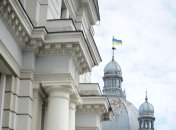 Прапор надії поруч із державним