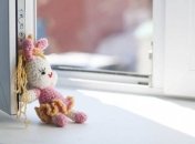 Ночь ребенок провел в реанимации: как 6-летняя девочка выпала из окна в Томске и что с ней сейчас