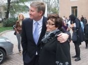 Ахметов проголосовал вместе с мамой за красивые голы