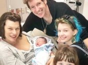 Новонароджена донька Міли Йовович потрапила в лікарню в тяжкому стані