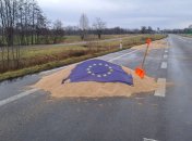 Высыпанное из украинских грузовиков зерно