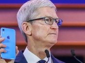 Глава Apple подыграл Трампу после его конфуза и сменил имя в твиттере