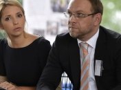 Власенко заявил, что на ухе Тимошенко - след от укола