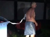 В Киеве полиция достала из мусорного бака голого мужчину: думали – бомба