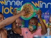 Боксер-чемпион отправил претендента в глухой нокаут (видео)