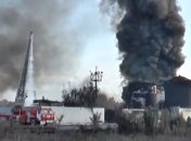 Пожар на нефтебазе: спасатели откачивают горючее (Видео)