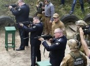 Вместо Калашникова: Нацполиция представила пистолет-пулемет "МР-5" 