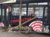 В Днепре трамвай внезапно сошел с рельсов и снес женщину-пешехода (фото)