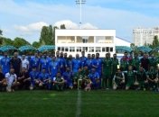 В Киеве нардепы сыграли в футбол с журналистами ради благотворительности (Видео)