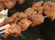 Чтобы приготовить сочный и вкусный шашлык важно правильно замариновать мясо перед жаркой.