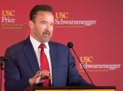 "Лулу очень старается": Арнольд Шварценеггер поделился милым снимком со своим осликом