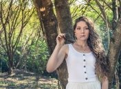 Считается, что 1 апреля девушкам нельзя оборачиваться на свое имя