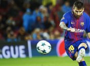 Месси употребил таблетку во время игры Лиги чемпионов, достав ее из гетры (Видео)