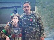 Александр Усик с бойцом ВСУ