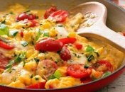 Рецепт дня: омлет-глазунья с колбасой, помидорами и сыром