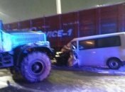 Возле Львова военный грузовик влетел в микроавтобус: фото