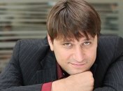 Звезда сериала "Счастливы вместе" общается со всеми бывшими женами