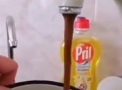 "Шоколадные реки!" Грязная вода из-под кранов в Крыму насмешила сеть (видео)