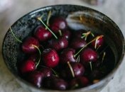 "Сестры, но не близнецы": диетолог рассказал, почему стоит добавить в свой рацион вишню и черешню