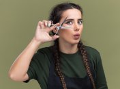 Подрезать челку можно и своими руками без посещения салона