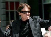 Отчим Ким Кардашян впервые появился на публике после смены пола