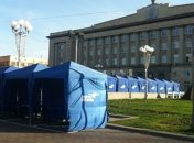 Центральная площадь Черкасс окружена палатками "Партии регионов"  