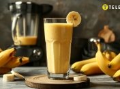 Банановый смузи — отличный вариант завтрака (изображение создано с помощью ИИ)
