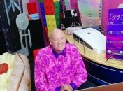 Праздник вместо траура: предприниматель с креативом подошел к созданию гробов и его работы впечатляют (фото)