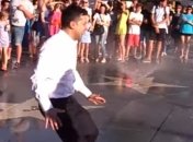 Вместе с охраной: Зеленский в Мариуполе пробежал через фонтан (Видео)