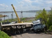 В Николаеве на Паромном спуске перевернулся КамАЗ с грузом
