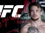 Скандал в UFC: боец отказался продолжать бой между раундами, а секундант не сдавался (Видео)