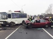 Под Черниговом иномарка влетела в пассажирский автобус, есть погибший