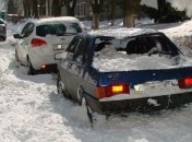 Глыба снега проломила крыши автомобилей