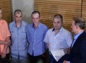 В Киев прибыли четверо освобожденных из плена боевиков заложников