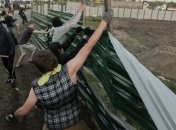 На месте скандальной застройки в Киеве начали обустраивать сквер