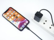 Ставити смартфон на зарядку потрібно за правилами