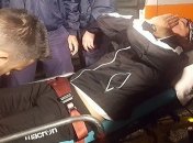 Главному тренеру ПАОКа болельщики угодили банкой пива в голову (Видео)