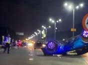 Машину внезапно понесло через три полосы: в сети опубликовали видео ДТП с опрокидыванием на Бориспольской трассе