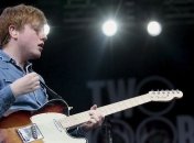 Two Door Cinema Club измучили ночные кошмары в клипе “Sleep Alone”