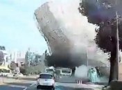 Пятиэтажка упала на оживленную магистраль, много людей погибло: видео с моментом ЧП