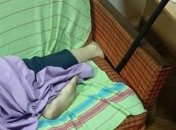 ГСЧС доставала застрявшую в диване ногу мужчины