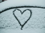 Обледеневшее стекло - одна из больных тем для водителей зимой