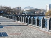 У центрі Харкова 18-річний хлопець скинув гранітну кулю в річку: мережа кипить від обурення (відео)