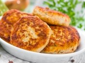 Рецепт дня: рыбные котлеты с летними овощами